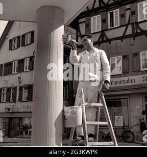 Personnes, profession, peintre, travail sur un pilier, années 1960, DROITS-SUPPLÉMENTAIRES-AUTORISATION-INFO-NON-DISPONIBLE Banque D'Images