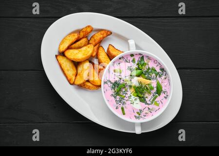 Vue en hauteur de la soupe de betteraves froides avec des quartiers de pommes de terre sur une assiette Banque D'Images