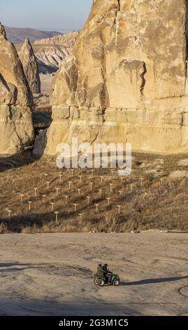 Touristes en VTT avec le paysage de cheminées de fées et de vignobles en Cappadoce, Turquie Banque D'Images