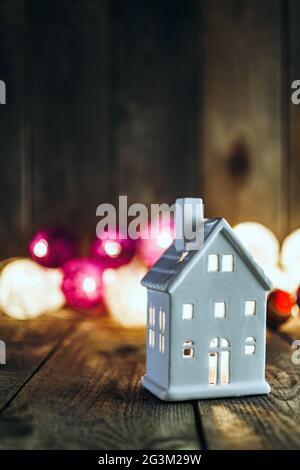 Porte-bougie en céramique blanc en forme de maison sur fond de Noël Banque D'Images