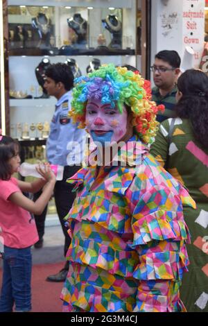 Person couverte de poudre colorée vif lors d'une célébration du festival Holi en Inde Banque D'Images