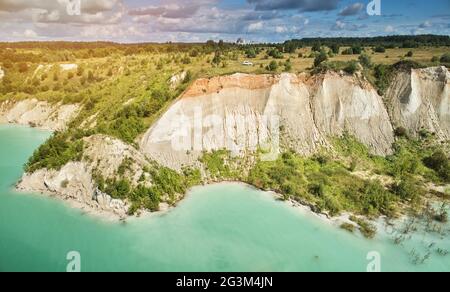 Grande falaise à vert carrière eau vue aérienne de drone Banque D'Images