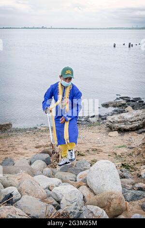 Un prêtre hindou se porte volontaire pour nettoyer la plage de Jamaica Bay dans Queens dans le cadre du projet de nettoyage de la plage de Prithvi en 2021. IMF Queens, New York. Banque D'Images