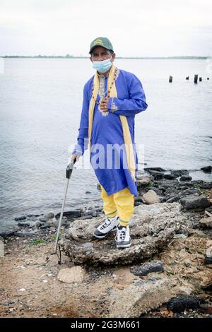 Un prêtre hindou bénévole qui a aidé à nettoyer la plage de Jamaica Bay dans Queens dans le cadre du projet Prithvi Beach Cleanup de 2021. À Queens, New York. Banque D'Images