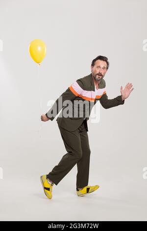 Homme heureux avec ballon jaune Banque D'Images