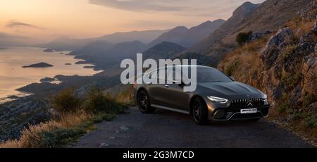 Mercedes-Benz AMG GT63 S 4 portes sur la route Banque D'Images