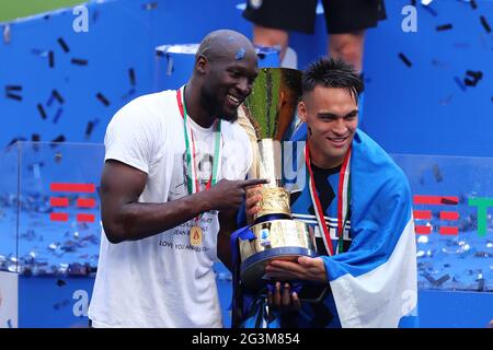 Romelu Lukaku (L) et Lautaro Martinez (R) du FC Internazionale célèbrent avec le trophée à la fin de la série UN match entre le FC Internazionale et Udinese Calcio. Le FC Internazionale remporte 5-1 victoires sur Udinese Calcio. Banque D'Images