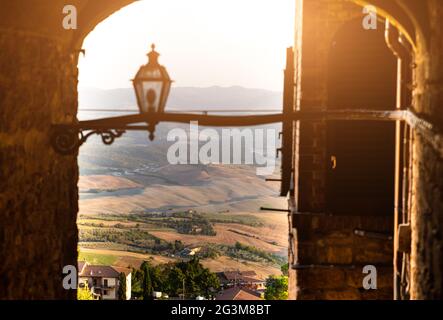 Volterra, Toscane, Italie. Août 2020. Dans le village historique, un incroyable aperçu du panorama de la campagne toscane encadrée par l'arche et le Banque D'Images