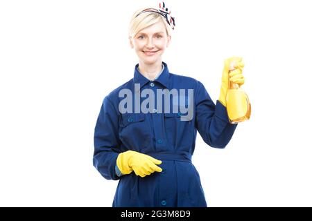 Portrait horizontal moyen de la belle femme caucasienne réussie travaillant dans le service de nettoyage portant uniforme tenant des produits de nettoyage Banque D'Images