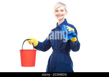 Portrait horizontal moyen de la belle femme caucasienne réussie travaillant dans le service de nettoyage portant uniforme tenant des produits de nettoyage Banque D'Images