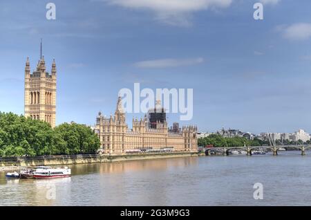 Le Palais de Westminster par une chaude et lumineuse journée de juin Banque D'Images