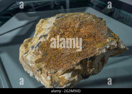 Un échantillon de minerai de pyromorphite extrait de Lampang en Thaïlande. Banque D'Images