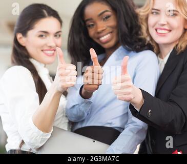 Trois femmes smiling doctors looking at the camera Banque D'Images