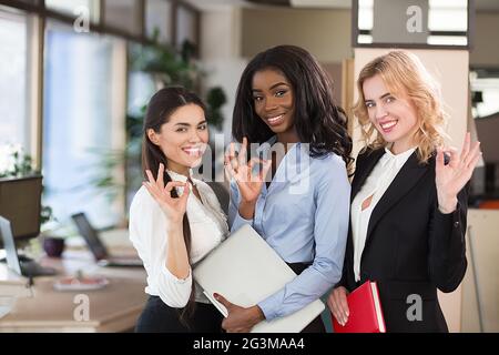 Trois femmes smiling doctors looking at the camera Banque D'Images