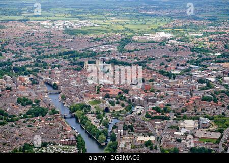 Une vue aérienne de la rivière Ouse et du centre-ville de York, North Yorkshire, nord de l'Angleterre, Royaume-Uni Banque D'Images
