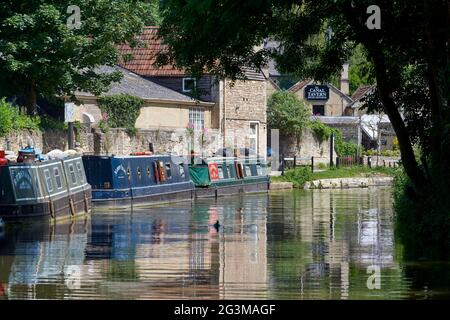 Des bateaux étroits amarrés sur le canal Kennet & Avon, à Bradford upon Avon, dans le sud-ouest de l'Angleterre, au Royaume-Uni Banque D'Images