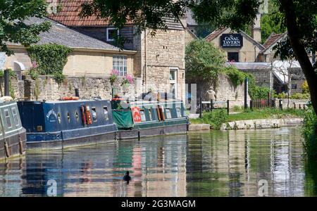 Des bateaux étroits amarrés sur le canal Kennet & Avon, à Bradford upon Avon, dans le sud-ouest de l'Angleterre, au Royaume-Uni Banque D'Images