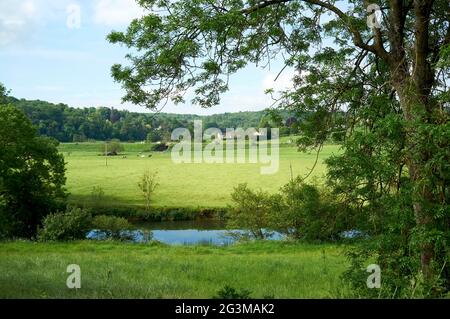 Vie au canal sur le canal Kennet & Avon, entre Bath et Bradford upon Avon, sud-ouest de l'Angleterre, Royaume-Uni Banque D'Images