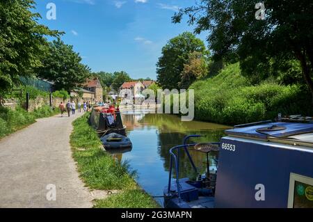 Bateaux amarrés sur le canal Kennet & Avon, à Bradford upon Avon, sud-ouest de l'Angleterre, Royaume-Uni Banque D'Images