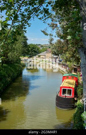 Bateaux amarrés sur le canal Kennet & Avon, à Bradford upon Avon, sud-ouest de l'Angleterre, Royaume-Uni Banque D'Images