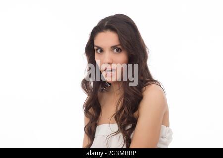 Portrait d'une femme brune en colère Banque D'Images