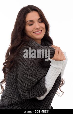 Portrait de brunette woman wearing cardigan gris Banque D'Images