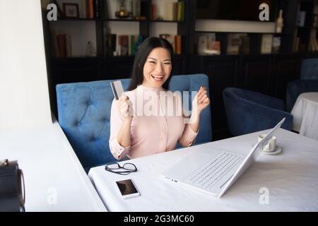 Tiré d'une belle jeune businesswoman using laptop Banque D'Images