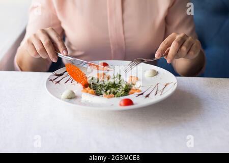 Businesswoman having lunch dans un restaurant de luxe Banque D'Images