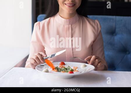 Businesswoman having lunch dans un restaurant de luxe Banque D'Images