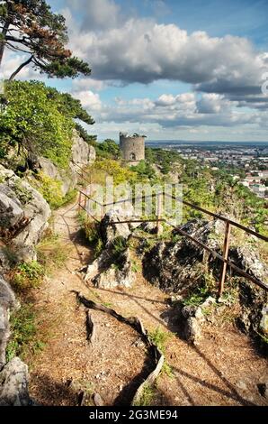 Tour noire de Mödling avec vue sur les magnifiques nuages et rochers. Moedling (Mödling), Basse-Autriche. Voyage destination voyage au départ de Vienne. Sentiers de randonnée. Banque D'Images