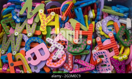 Main tenant UNE fleur pourpre Banque D'Images