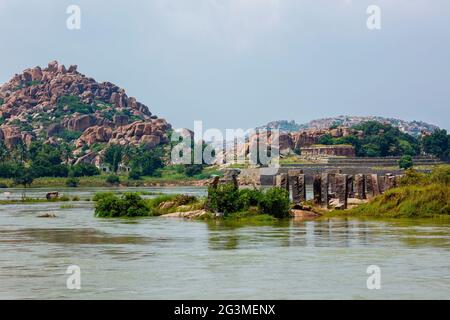 Ruines anciennes à Hampi près de la rivière Tungabhadra, Hampi, Karnataka, Inde Banque D'Images