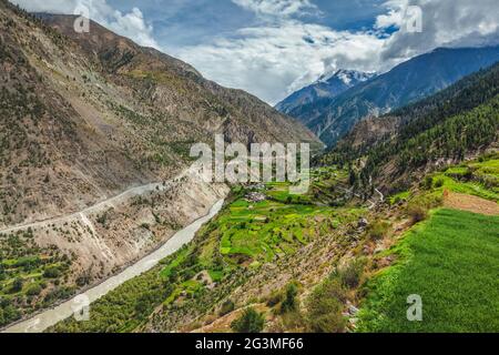 Rivière Chandra dans la vallée de Lahaul dans l'Himalaya Banque D'Images