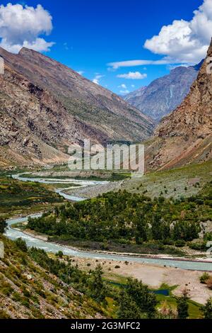 Rivière Chandra dans la vallée de Lahaul dans l'Himalaya Banque D'Images