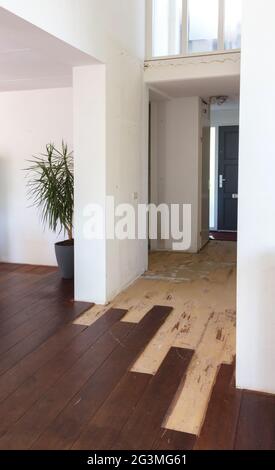 Briser un parquet massif Banque D'Images