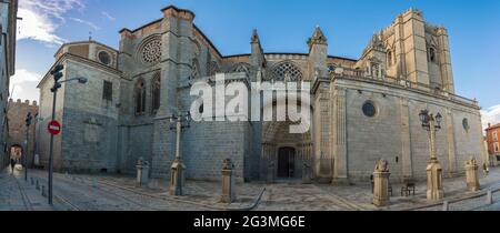 Ávila / Espagne - 05 12 2021: Vue panoramique majestueuse sur l'austère roman-gothique façade latérale bâtiment à la Cathédrale du Sauveur, Ávila ca Banque D'Images