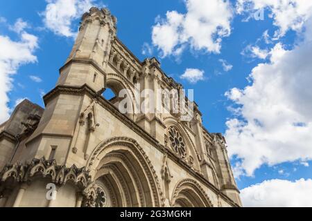 Cuenca / Espagne - 05 13 2021: Vue majestueuse et détaillée sur la façade gothique de la cathédrale Cuenca Banque D'Images