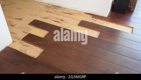 Briser un parquet massif Banque D'Images