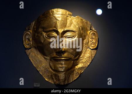 (210617) -- ATHÈNES, le 17 juin 2021 (Xinhua) -- la photo prise le 7 juin 2021 montre un masque de mort en or représentant le visage imposant d'un homme barbu, connu sous le nom de masque d'Agamemnon, au Musée archéologique national, à Athènes, en Grèce. L'imposant masque d'or d'Agamemnon accueille ici les visiteurs au Musée archéologique national, se faisant remarquer parmi d'autres découvertes du cimetière royal de l'ancienne ville de Mycenae sur la péninsule du Péloponnèse datant du XVIe siècle avant Jésus-Christ. POUR ALLER AVEC 'Interview: Les anciens grecs dorés de la mort-masques de Mycenae encore engloutis dans le mystère, dit l'archéologue' Banque D'Images