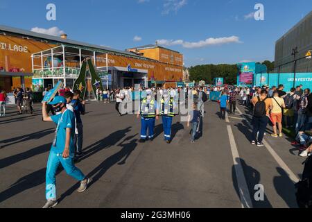 Saint-Pétersbourg, Russie - 12 juin 2021 : des ambulanciers paramédicaux accrédités sont en service dans la zone des supporters lors du championnat de football Euro 2020 Banque D'Images