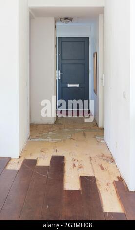 Briser un parquet massif Banque D'Images