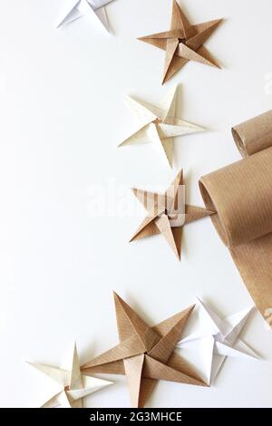 Maquette de Noël minimaliste. Décorations de Kraft Paper Stars. Banque D'Images