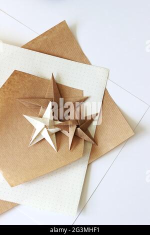 Faire des décorations de Noël. Modèle d'étoiles Origami. Vacances arrière-plan minimal. Banque D'Images