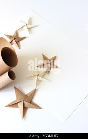 Décorations des étoiles d'origami de Noël. Arrière-plan des jours fériés. Banque D'Images