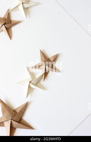 Arrière-plan des étoiles Origami de Noël. Décorations de Noël. Banque D'Images