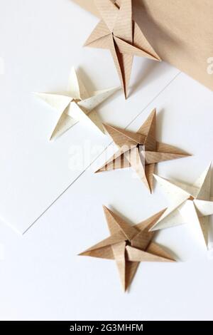 Décorations des étoiles d'origami. Arrière-plan jours fériés minimaux. Banque D'Images