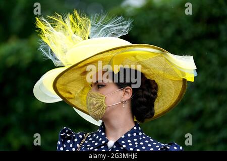 Maria Zherebtsova porte une couverture faciale alors qu'elle arrive devant le troisième jour de Royal Ascot à l'hippodrome d'Ascot. Date de la photo: Jeudi 17 juin 2021. Banque D'Images