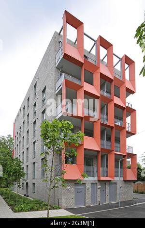 Panneaux de ciment à armature de verre (GRC) orange et dissuacent sur un nouveau bloc d'appartements locaux à Hackney, Londres, Royaume-Uni Banque D'Images