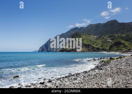 Vue d'ensemble de la plage basaltique de Porto da Cruz avec les montagnes de Larano comme arrière-plan dans l'île de Madère Banque D'Images