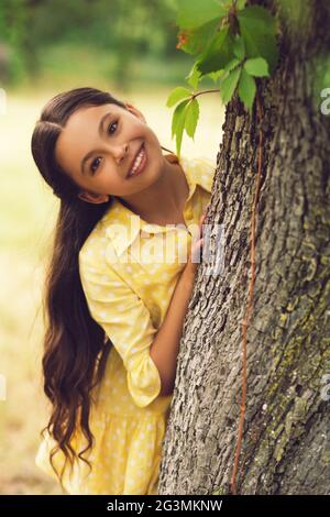 Cute little girl dans la nature. Banque D'Images